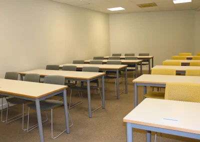 Instalación de pavimento en centro de estudios