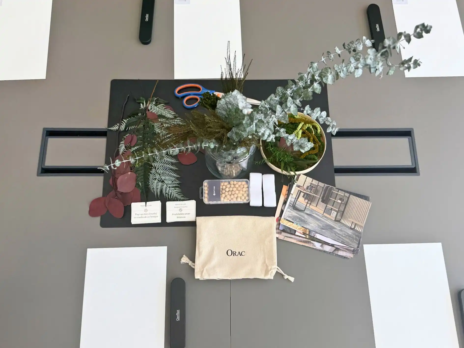 Mesa de materiales para proyectos de interiorismo y arquitectura en el showroom de Gutisse