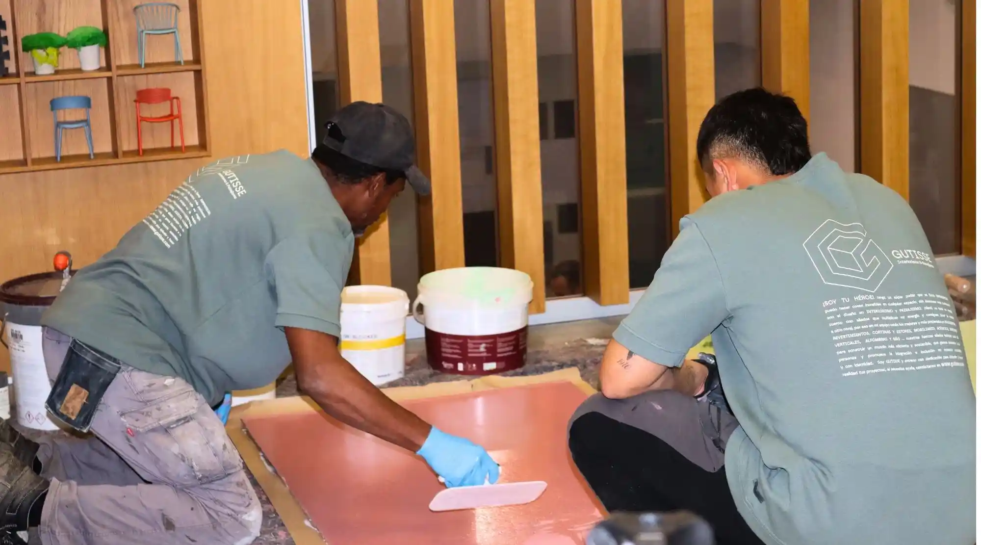 equipo de gutisse e ideal work aplicando revestimiento decorativo Ideal Work durante formación técnica