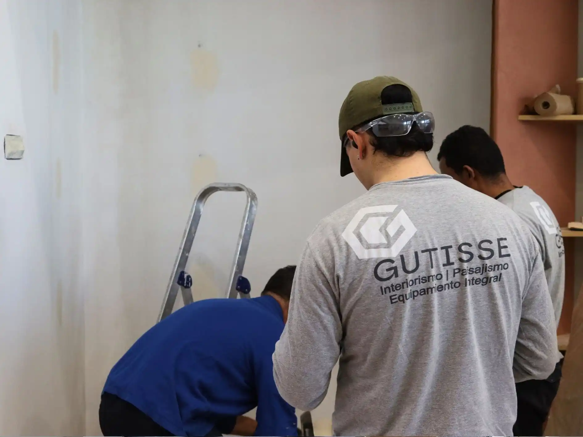 equipo de gutisse en formación de microcementos