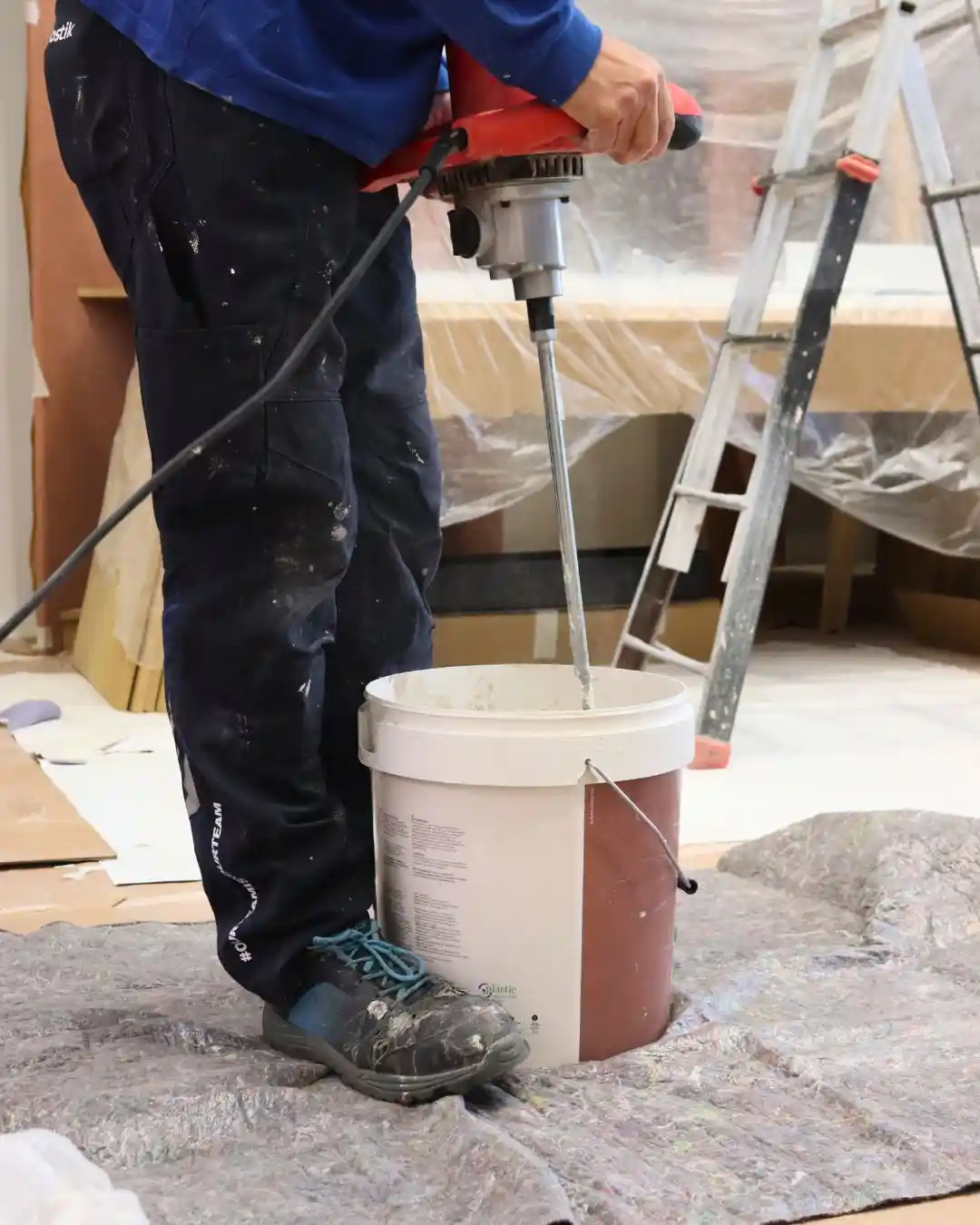 equipo de gutisse en formación de microcementos