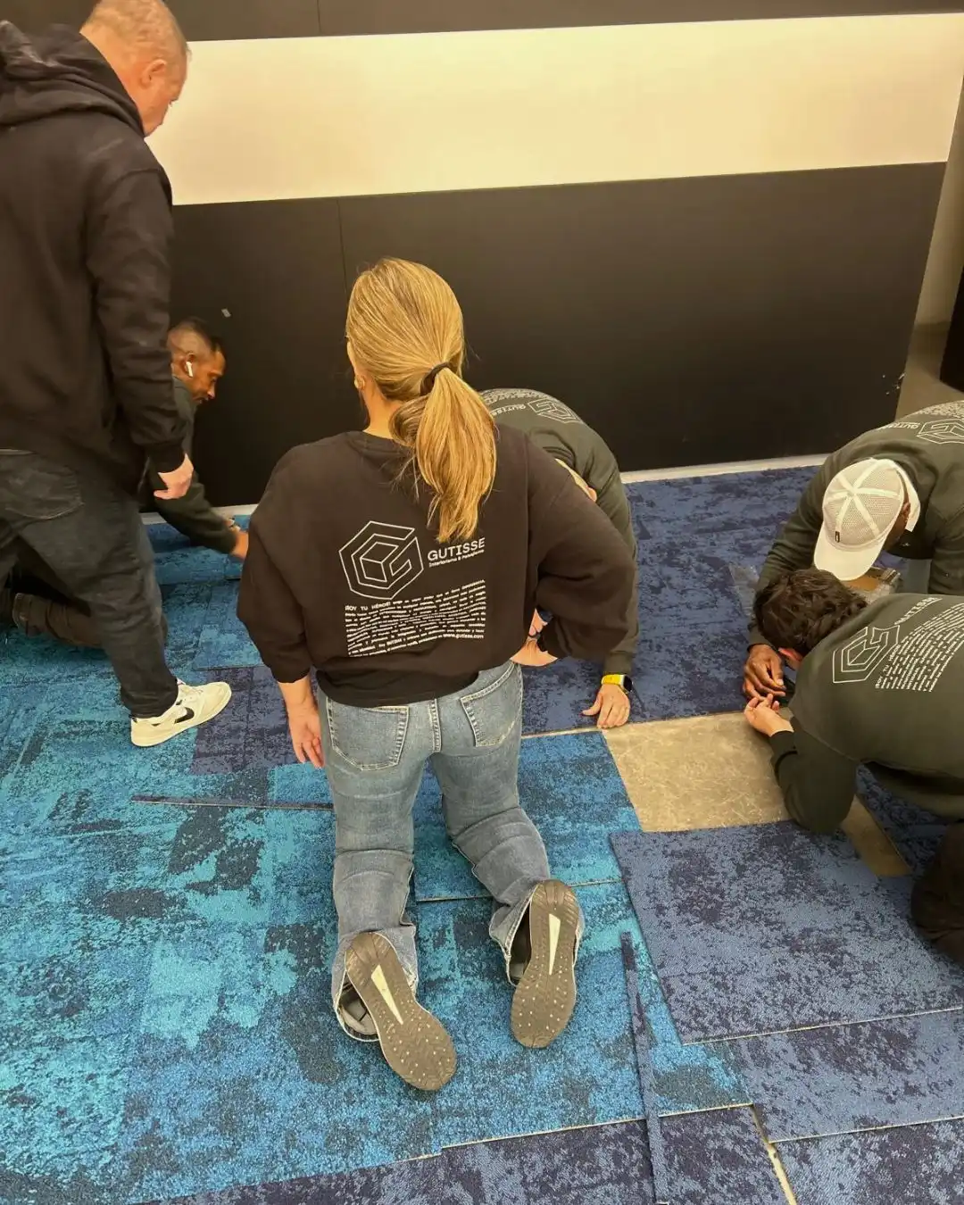 equipo de gutisse en formación de instalación de moqueta en losetas