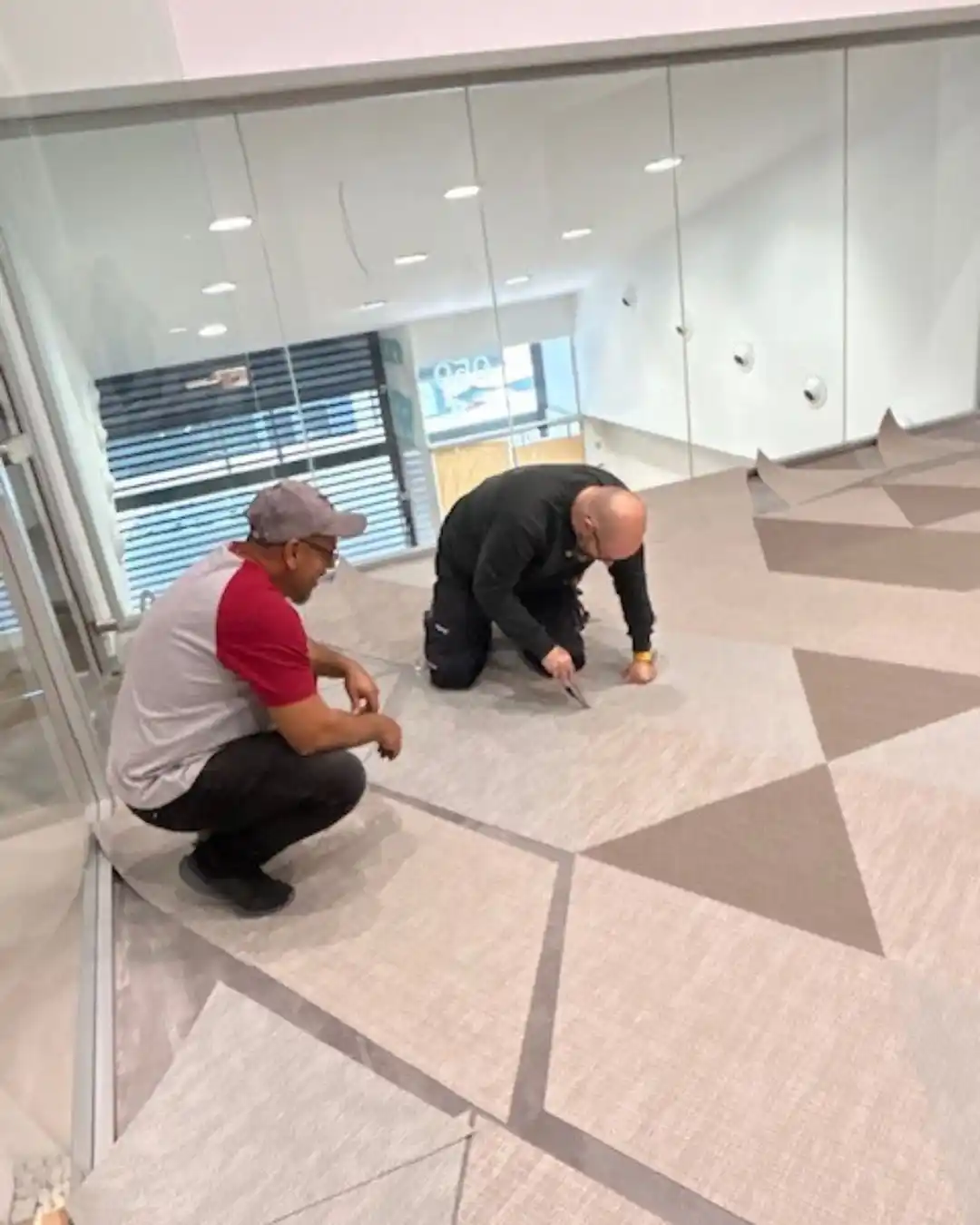 equipo de gutisse en formación de instalación de pavimentos vinilicos