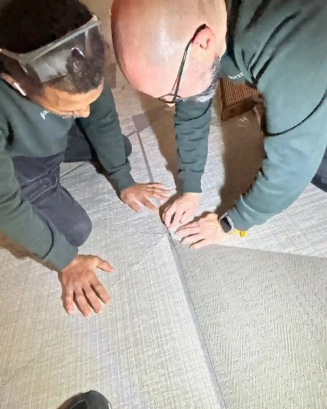 equipo de gutisse en formación de instalación de pavimentos vinilicos