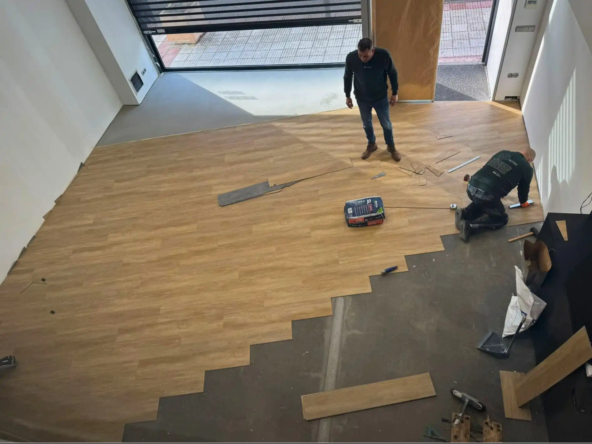 equipo de gutisse en formación de instalación de pavimentos vinilicos