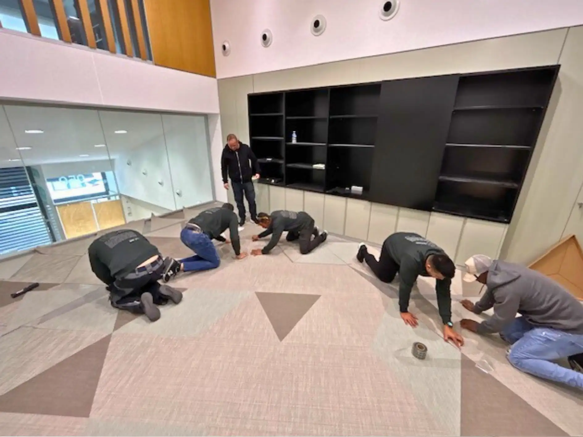 equipo de gutisse en formación de instalación de pavimentos vinilicos